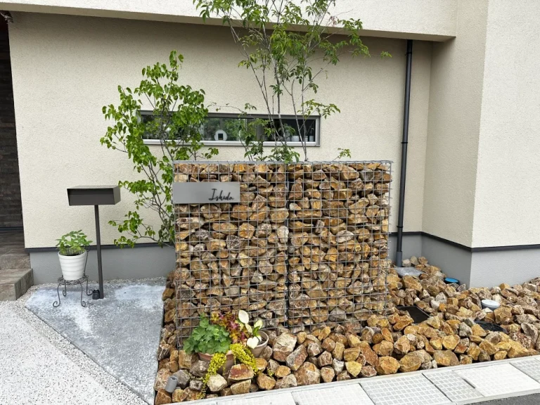 表札ステンレス 真鍮風のゴールド塗装 落ち着いた光沢がシックなゴールド切り文字表札【lcsr-22b】