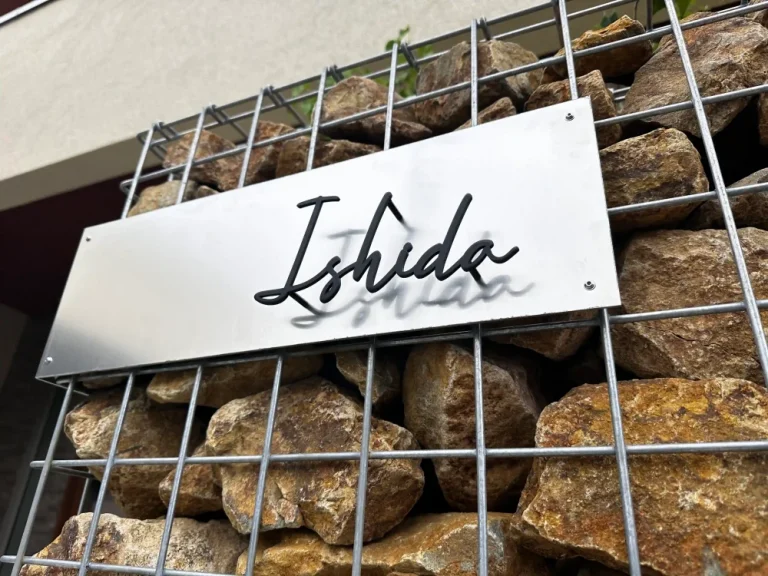 表札ステンレス 真鍮風のゴールド塗装 落ち着いた光沢がシックなゴールド切り文字表札【lcsr-22b】