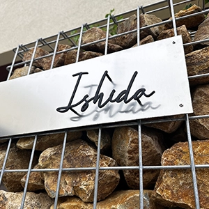 表札ステンレス 真鍮風のゴールド塗装 落ち着いた光沢がシックなゴールド切り文字表札【lcsr-22b】