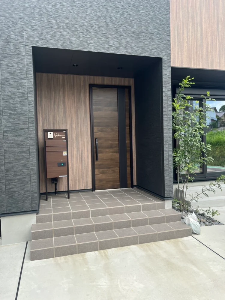 真鍮風のゴールド塗装 華奢でシンプルな手書き風切り文字表札【lcsr-22】