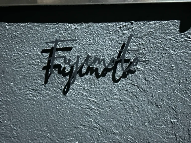 真鍮風のゴールド塗装 華奢でシンプルな手書き風切り文字表札【lcsr-22】