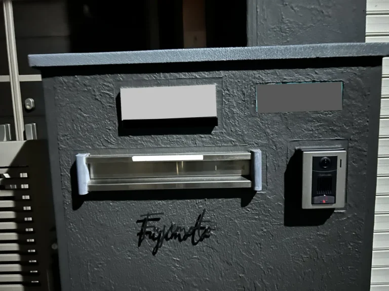 真鍮風のゴールド塗装 華奢でシンプルな手書き風切り文字表札【lcsr-22】