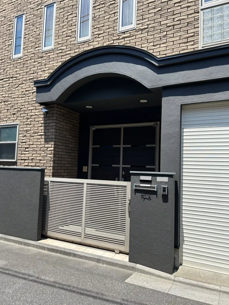 真鍮風のゴールド塗装 華奢でシンプルな手書き風切り文字表札【lcsr-22】