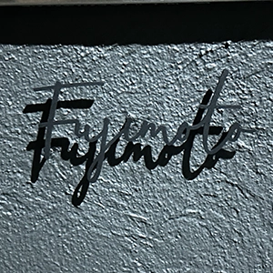 真鍮風のゴールド塗装 華奢でシンプルな手書き風切り文字表札【lcsr-22】