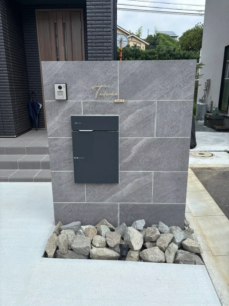 真鍮風のゴールド塗装 華奢でシンプルな手書き風切り文字表札【lcsr-22】