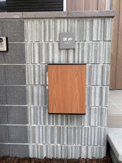 柔らかい色味のグレーのセラミックタイル表札【hsm-03】