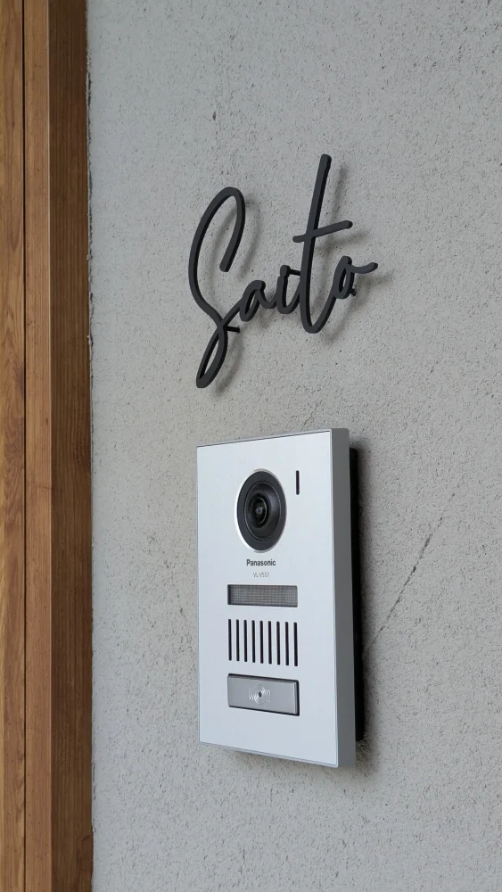 真鍮風のゴールド塗装 華奢でシンプルな手書き風切り文字表札【lcsr-22】