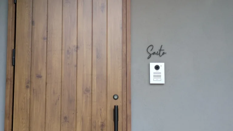 真鍮風のゴールド塗装 華奢でシンプルな手書き風切り文字表札【lcsr-22】