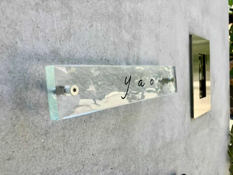 ガラス職人がつくる透明度の高い、まるで氷のようなガラス表札【hf-c01】