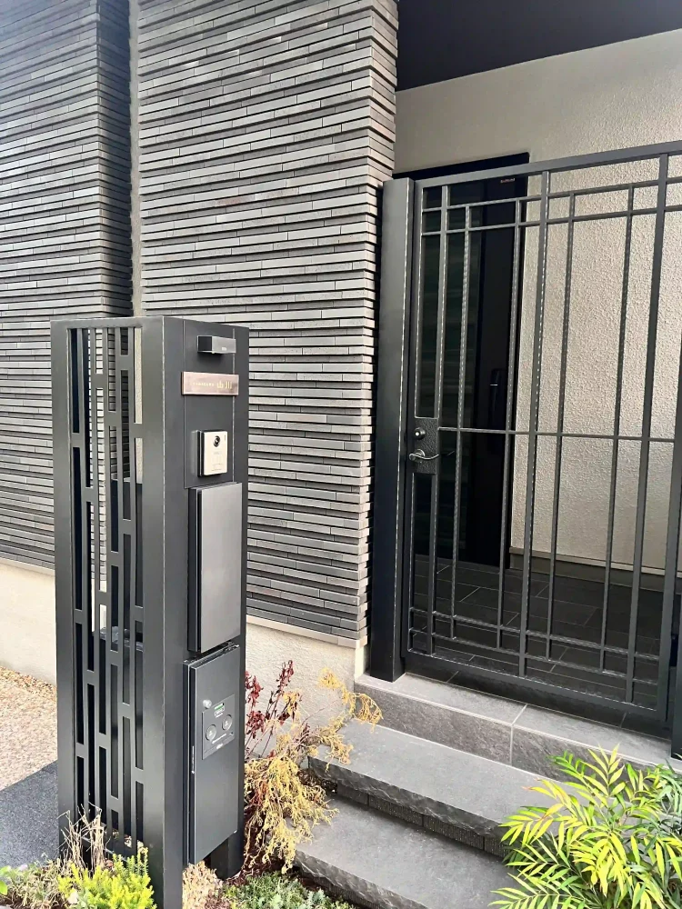 シックなカラーが大人な雰囲気をつくるおしゃれなタイル表札【hsm-12】