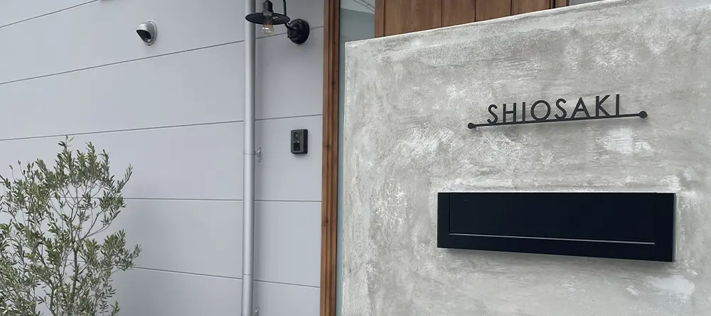 ブラックのエクステリアで統一感のある玄関周り