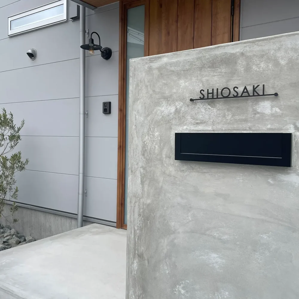 ブラックのエクステリアで統一感のある玄関周り