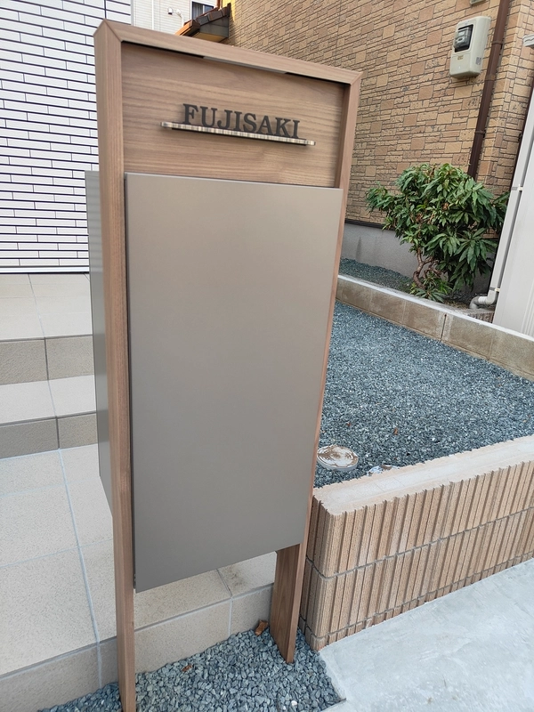 煌めくアンダーバーが特別感を演出するステンレス表札【LCSW-01】