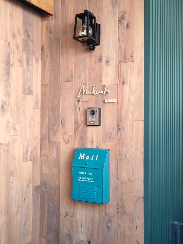 真鍮風のゴールド塗装 華奢でシンプルな手書き風切り文字表札【lcsr-22】