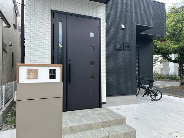 かわいい手のひらサイズで設置スペースの限られた機能門柱などにおすすめタイル表札【HSM-14】