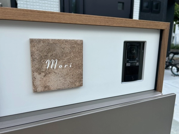 かわいい手のひらサイズで設置スペースの限られた機能門柱などにおすすめタイル表札【HSM-14】