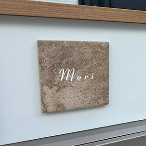 かわいい手のひらサイズで設置スペースの限られた機能門柱などにおすすめタイル表札【HSM-14】