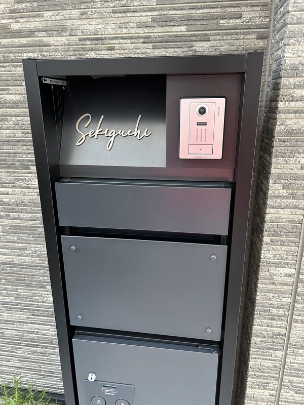 真鍮風のゴールド塗装 華奢でシンプルな手書き風切り文字表札【lcsr-22】