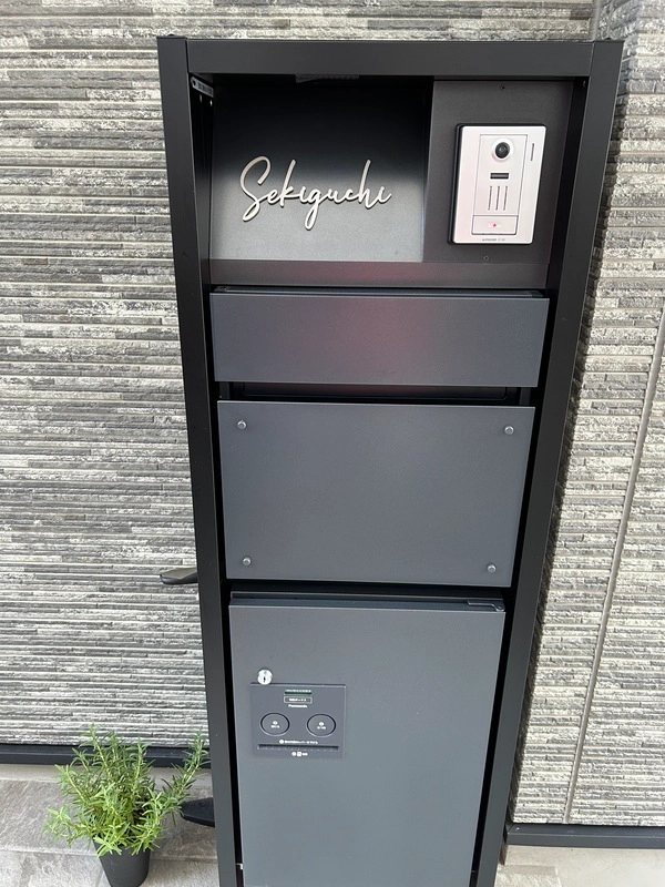 真鍮風のゴールド塗装 華奢でシンプルな手書き風切り文字表札【lcsr-22】