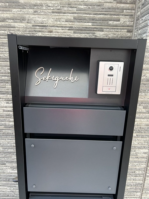 真鍮風のゴールド塗装 華奢でシンプルな手書き風切り文字表札【lcsr-22】