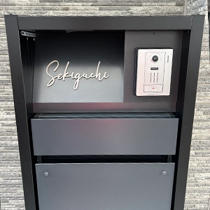 真鍮風のゴールド塗装 華奢でシンプルな手書き風切り文字表札【lcsr-22】