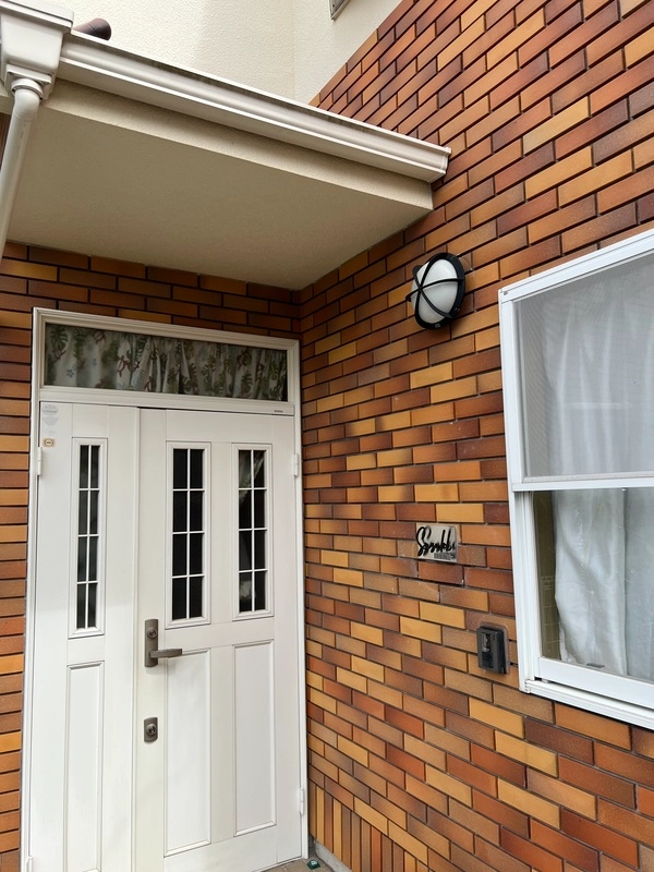 真鍮風のゴールド塗装 華奢でシンプルな手書き風切り文字表札【lcsr-22】