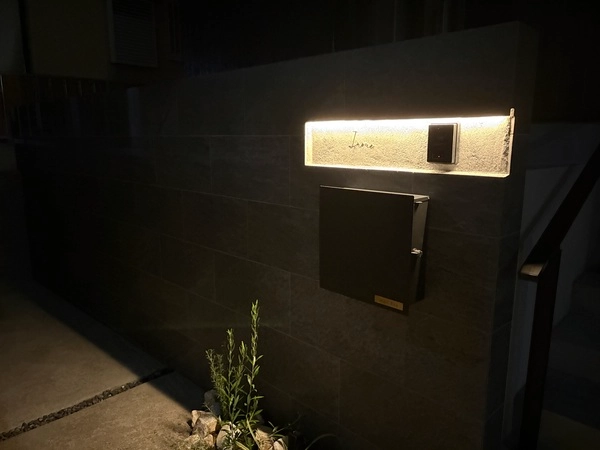 真鍮風のゴールド塗装 華奢でシンプルな手書き風切り文字表札【lcsr-22】