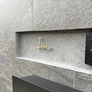 真鍮風のゴールド塗装 華奢でシンプルな手書き風切り文字表札【lcsr-22】