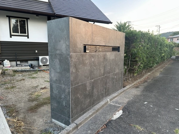 真鍮風のゴールド塗装 華奢でシンプルな手書き風切り文字表札【lcsr-22】