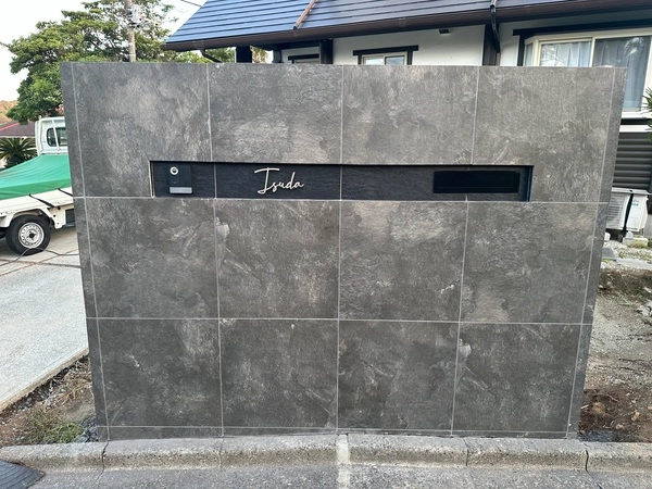 真鍮風のゴールド塗装 華奢でシンプルな手書き風切り文字表札【lcsr-22】