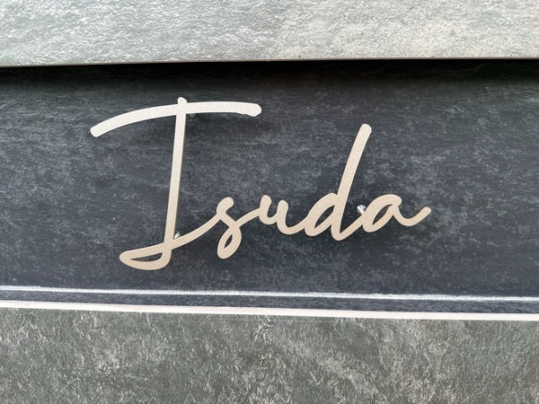 真鍮風のゴールド塗装 華奢でシンプルな手書き風切り文字表札【lcsr-22】