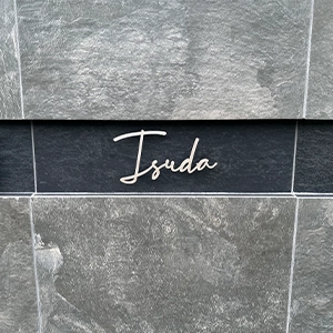 真鍮風のゴールド塗装 華奢でシンプルな手書き風切り文字表札【lcsr-22】