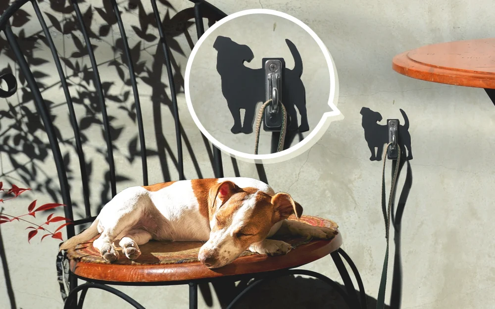 カフェで犬のリードを固定する黒いリードフック