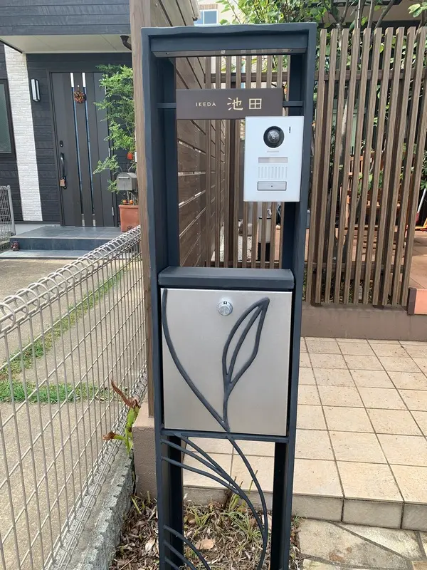 シックなカラーが大人な雰囲気をつくるおしゃれなタイル表札【hsm-12】