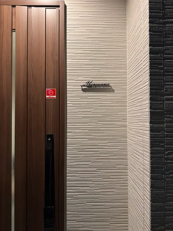 煌めくアンダーバーが特別感を演出するステンレス表札【LCSW-01】