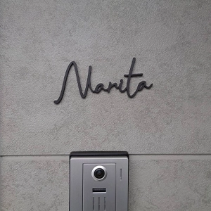 真鍮風のゴールド塗装 華奢でシンプルな手書き風切り文字表札【lcsr-22】