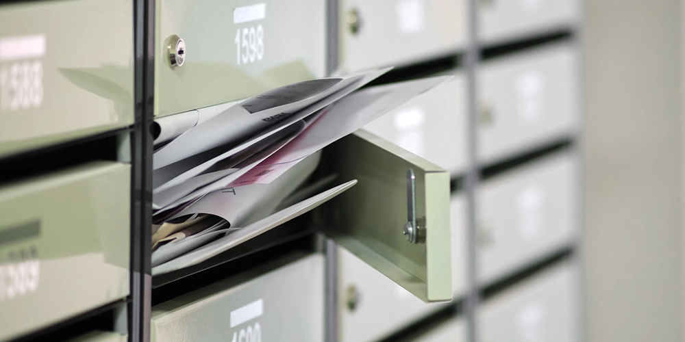 郵便受けからあふれる不要なチラシ。チラシ対策はどうする?