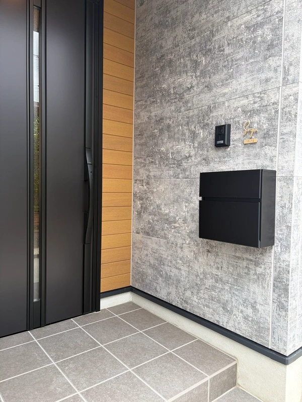 真鍮風のゴールド塗装 華奢でシンプルな手書き風切り文字表札【lcsr-22】