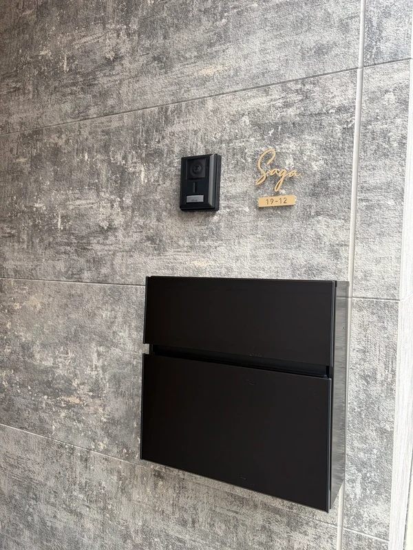 真鍮風のゴールド塗装 華奢でシンプルな手書き風切り文字表札【lcsr-22】