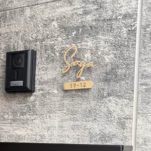 真鍮風のゴールド塗装 華奢でシンプルな手書き風切り文字表札【lcsr-22】