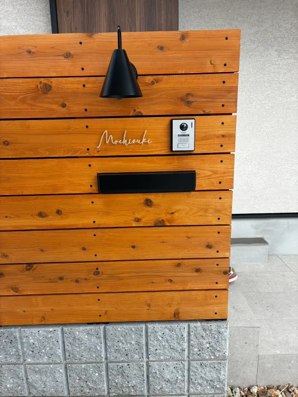 表札ステンレス 真鍮風のゴールド塗装 落ち着いた光沢がシックなゴールド切り文字表札【lcsr-22b】