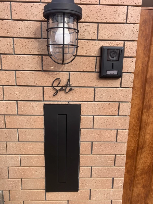 真鍮風のゴールド塗装 華奢でシンプルな手書き風切り文字表札【lcsr-22】