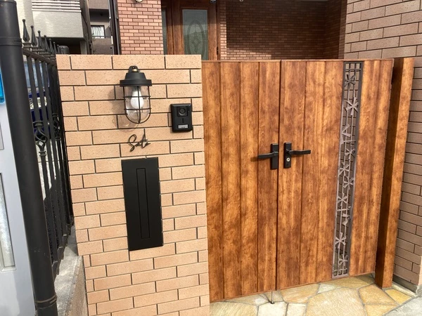 真鍮風のゴールド塗装 華奢でシンプルな手書き風切り文字表札【lcsr-22】