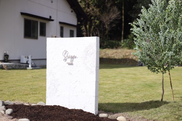 表札ステンレス 真鍮風のゴールド塗装 落ち着いた光沢がシックなゴールド切り文字表札【lcsr-22b】