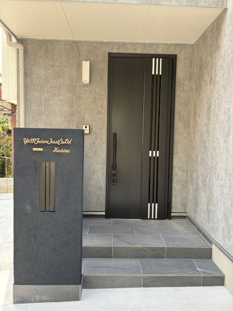 真鍮風のゴールド塗装 華奢でシンプルな手書き風切り文字表札【lcsr-22】