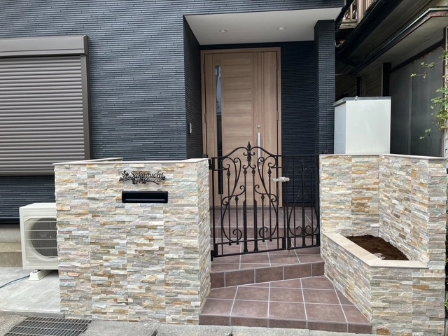 可憐なブーケがエントランスを彩る レーザーカットステンレス表札