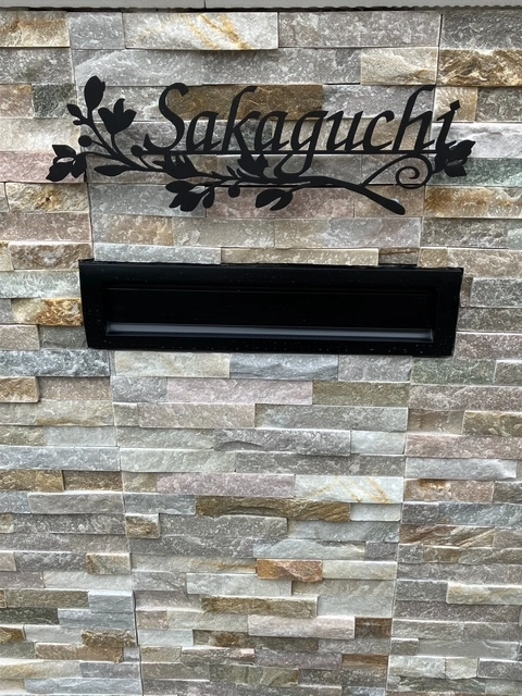 可憐なブーケがエントランスを彩る レーザーカットステンレス表札