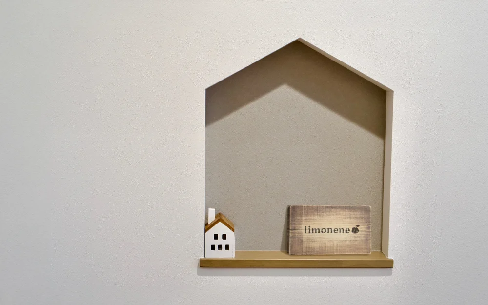 玄関ニッチと表札