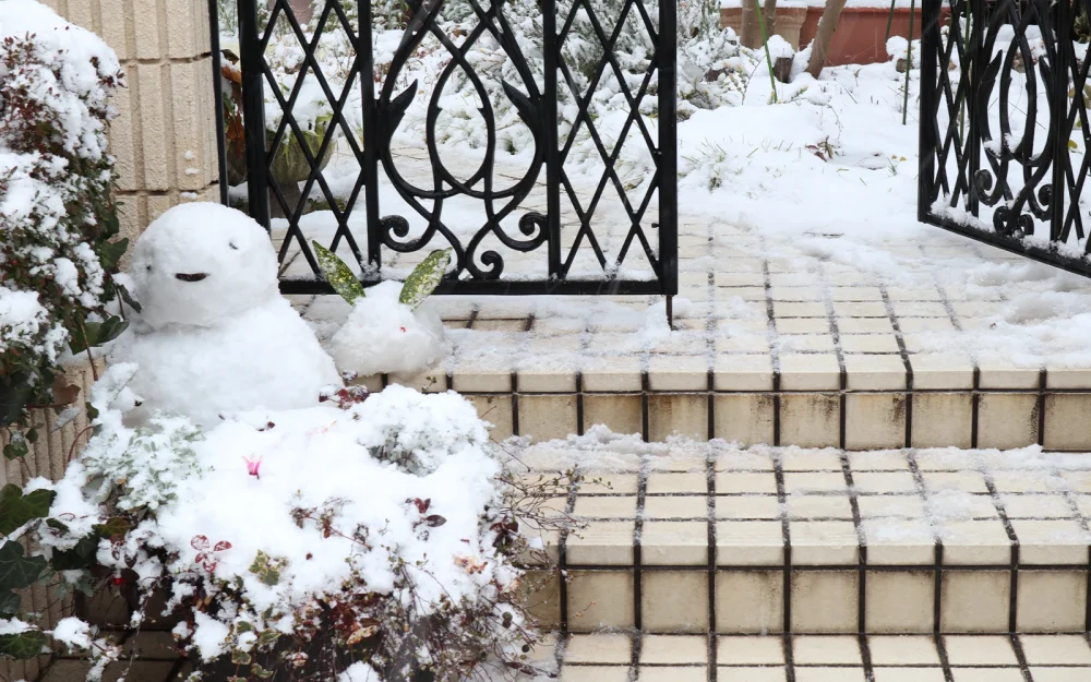 玄関先の雪だるま