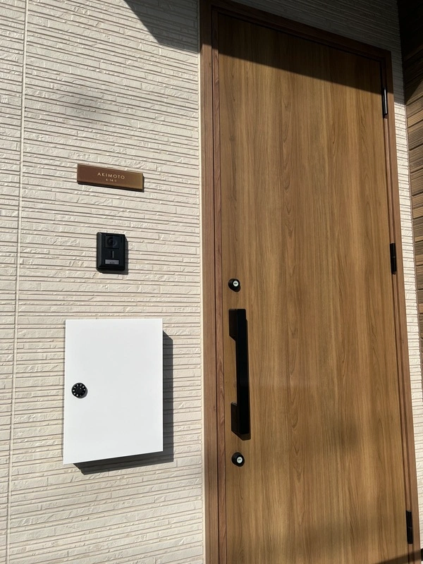 シックなカラーが大人な雰囲気をつくるおしゃれなタイル表札【hsm-12】